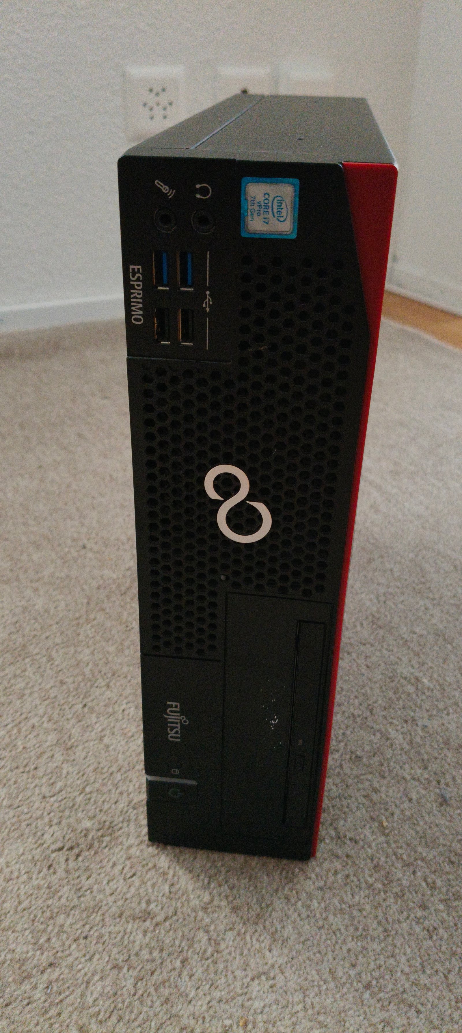 Fujitsu D957 - i7-7700, 16GB DDR4, 256 GB SSD, Win 11, WiFi